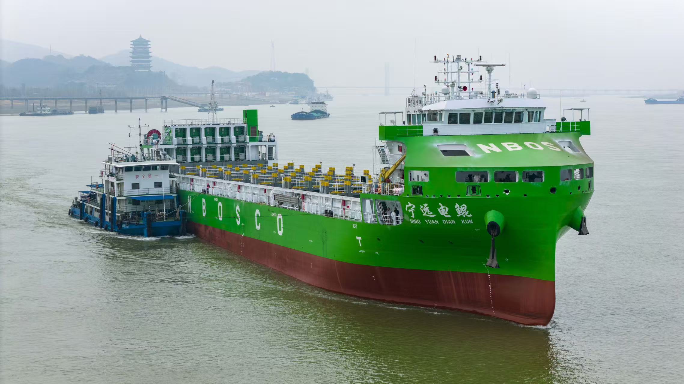 中国首艘世界最大纯电动智能集装箱海船交付