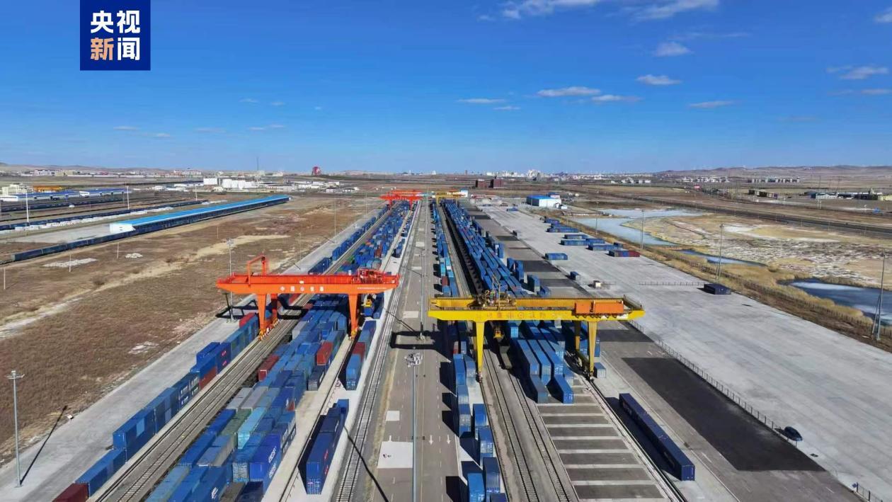 今年中欧班列“东通道”通行量突破2000列