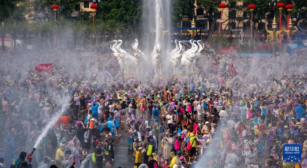 西双版纳欢度泼水节