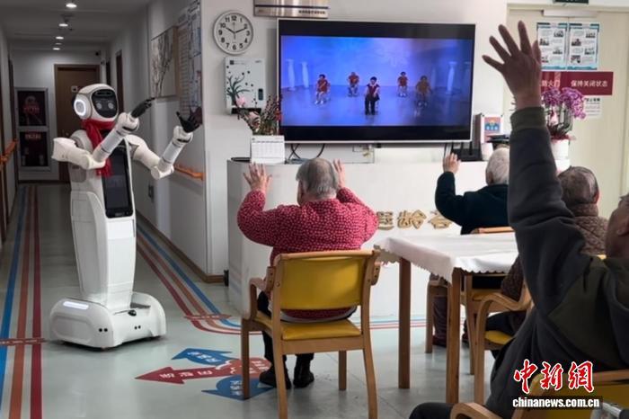 养老“科技范”风起 银发族迎“智能搭子” 养老“科技范”风起 银发族迎“智能搭子”