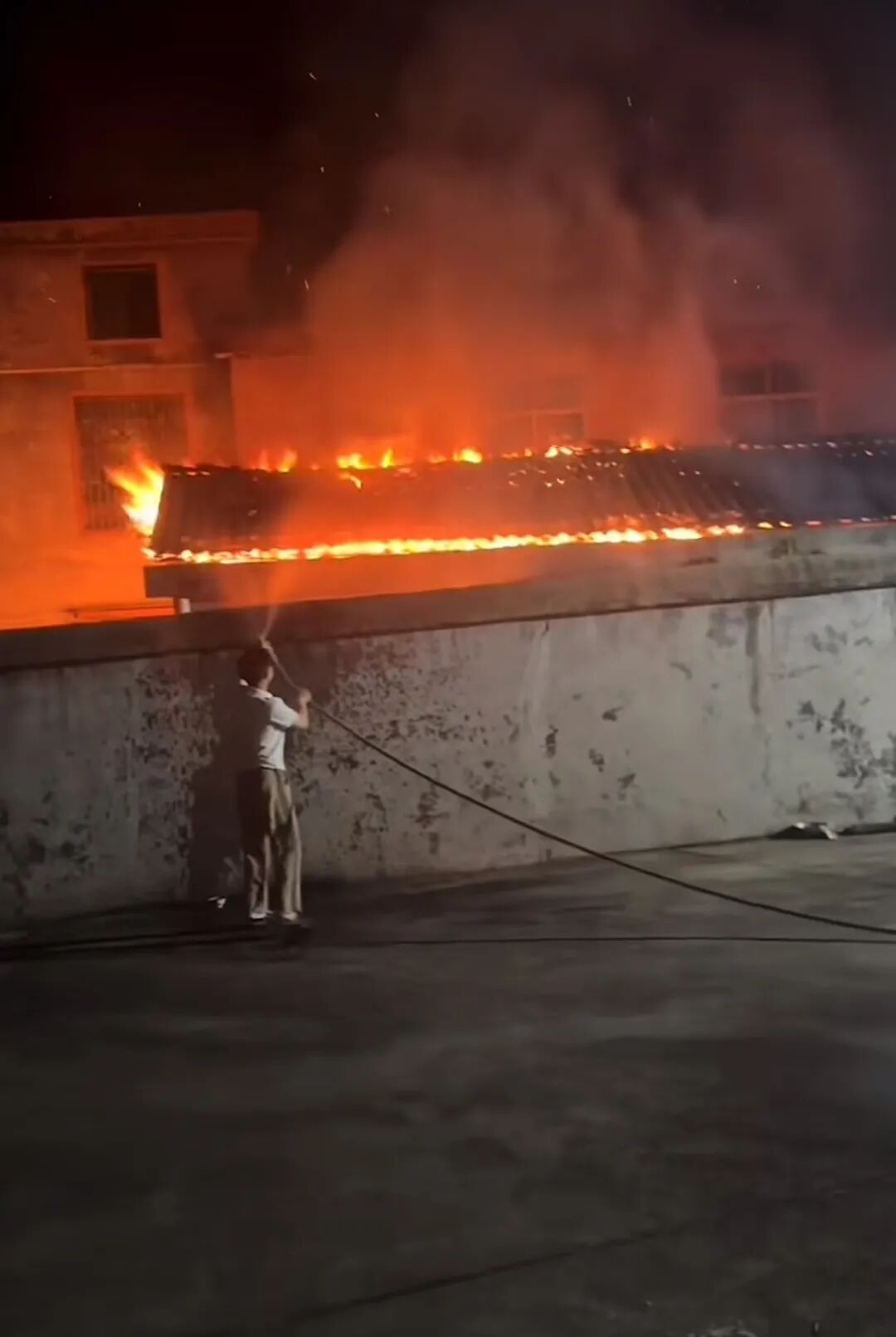 18岁小伙在家打游戏听到外面异响,开门发现邻居老人家起火!拎上洗车水管就冲 18岁小伙在家打游戏听到外面异响,开门发现邻居老人家起火!拎上洗车水管就冲