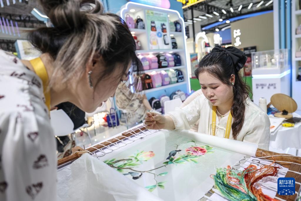 消博会上国潮焕新姿