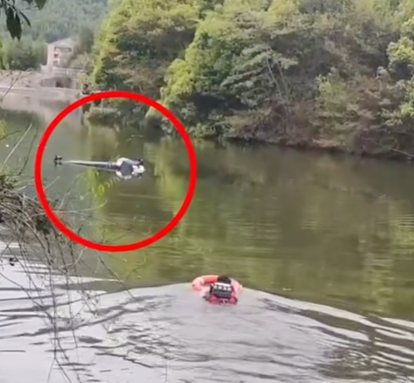 杭州一情侣划船钓鱼时突遭翻船，两人紧紧扒在船底，民警纵身入水生死营救