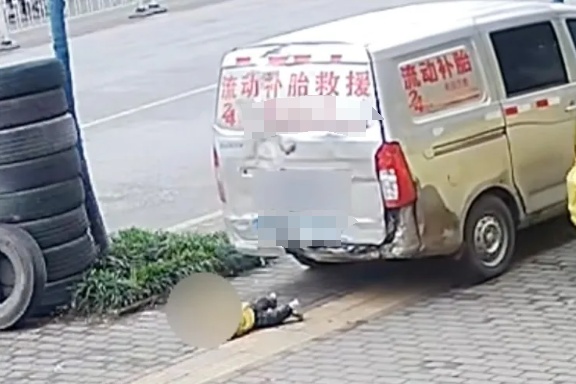 车轮内侧藏了个娃,哥哥急喊家长!这一幕看得人头皮发麻 车轮内侧藏了个娃,哥哥急喊家长!这一幕看得人头皮发麻