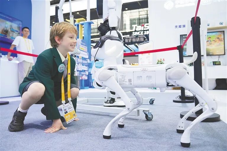 全球首款“陆地航母”、能导航的眼镜……从消博会看AI如何赋能美好生活