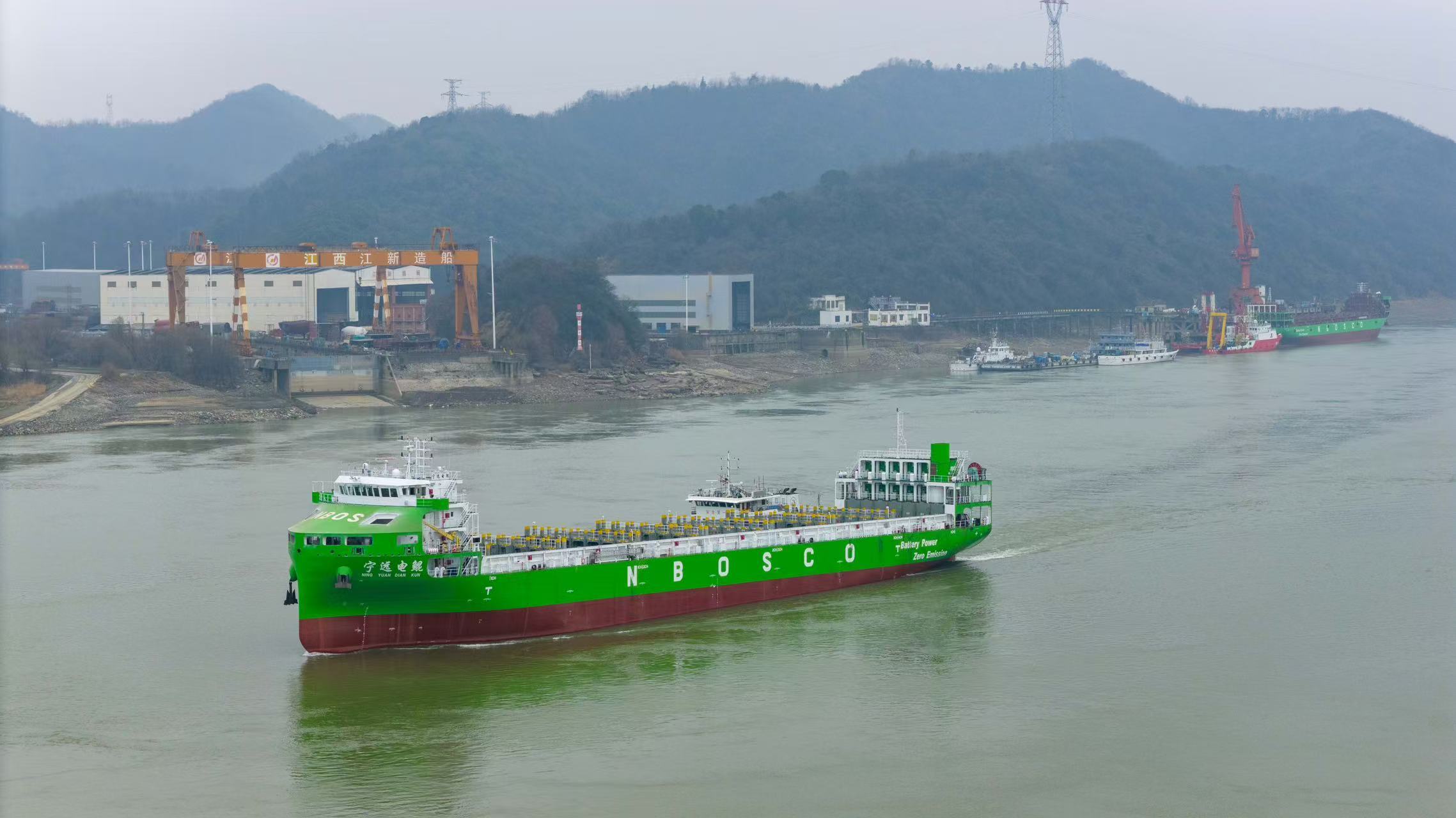 中国首艘世界最大纯电动智能集装箱海船交付