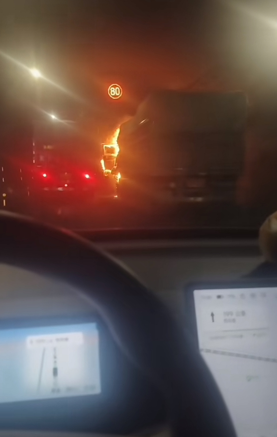 “遗言都留好了!”小伙山西高速隧道遇货车起火,载受伤司机顶浓烟穿过十公里隧道脱险 “遗言都留好了!”小伙山西高速隧道遇货车起火,载受伤司机顶浓烟穿过十公里隧道脱险