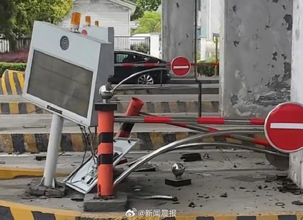 上海一高速收费站被撞惨了：轿车翻车，收费设施多损坏