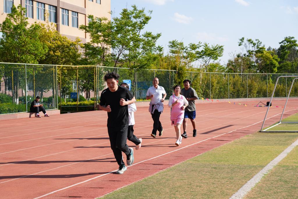 这所高校老师集体上秤,还跟学生学摔跤,为啥? 这所高校老师集体上秤,还跟学生学摔跤,为啥?