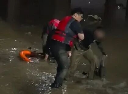 特警队员张智勇累瘫在地上,笑了 特警队员张智勇累瘫在地上,笑了