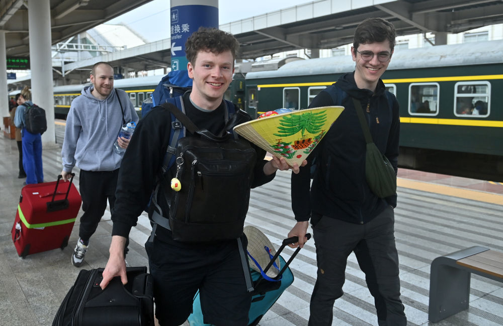 列车飞驰通山海 中越铁路架起友谊合作桥 列车飞驰通山海 中越铁路架起友谊合作桥