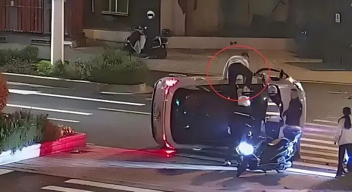 车辆侧翻冒烟、人员被困!辅警、代驾司机…… 一拥而上! 车辆侧翻冒烟、人员被困!辅警、代驾司机…… 一拥而上!