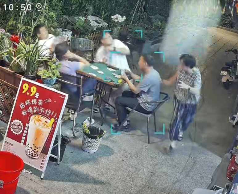 惊险！空调外机突然从天而降，阿姨神走位躲过一劫，网友：但凡犹豫一秒就躲不掉了