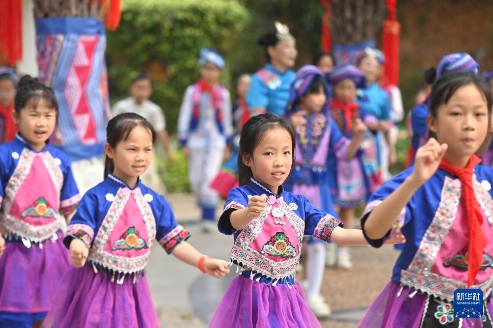 广西梧州：校园喜迎“三月三”