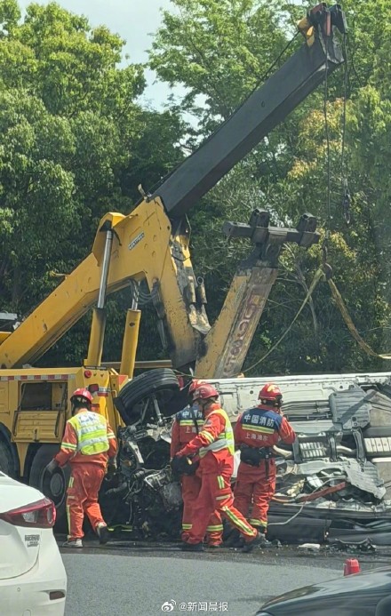 上海一高速收费站被撞惨了：轿车翻车，收费设施多损坏