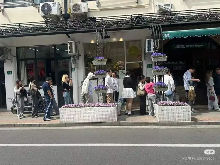上海“罚站咖啡”客流把隔壁店门堵死，花店老板无奈发帖喊话，评论区炸出几千条留言