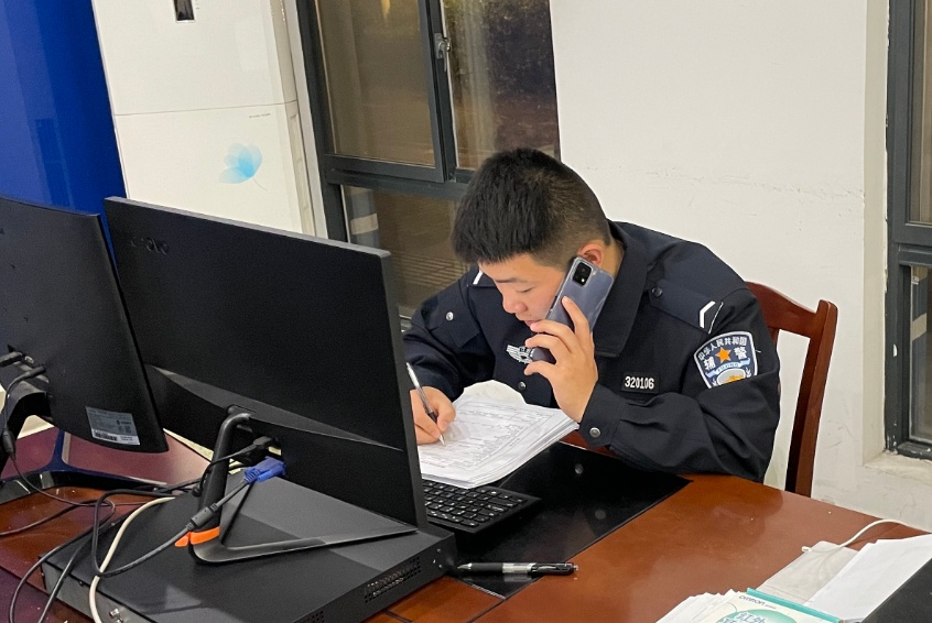 车辆侧翻冒烟、人员被困!辅警、代驾司机…… 一拥而上! 车辆侧翻冒烟、人员被困!辅警、代驾司机…… 一拥而上!