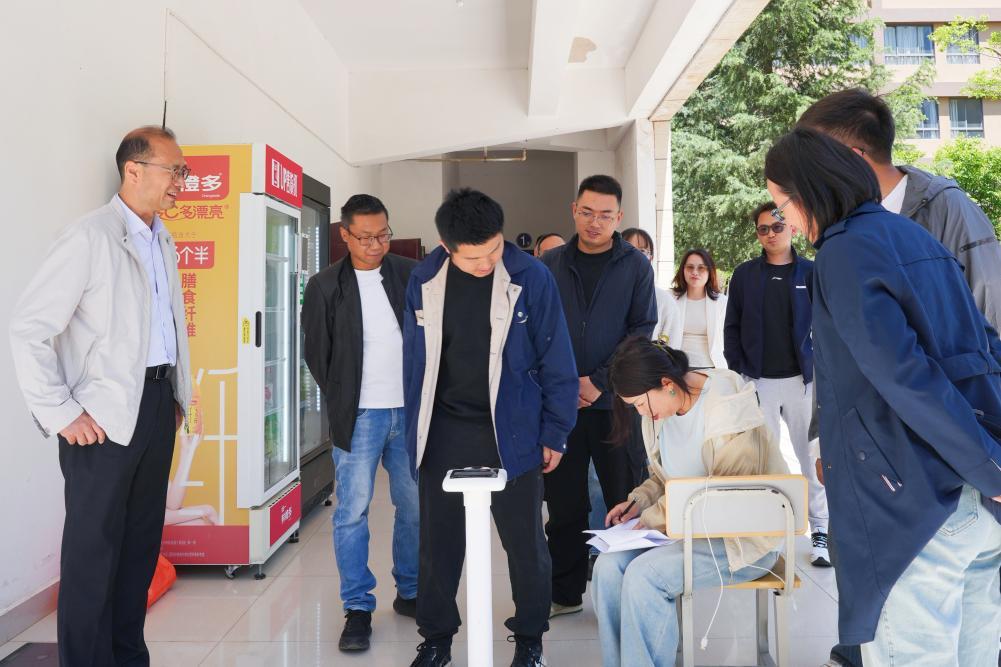 这所高校老师集体上秤,还跟学生学摔跤,为啥? 这所高校老师集体上秤,还跟学生学摔跤,为啥?