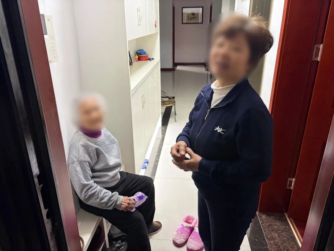 “星夜护归途,百岁得安返——人民的好警察!” “星夜护归途,百岁得安返——人民的好警察!”