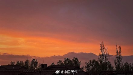 北京春雨中晚霞惊艳亮相