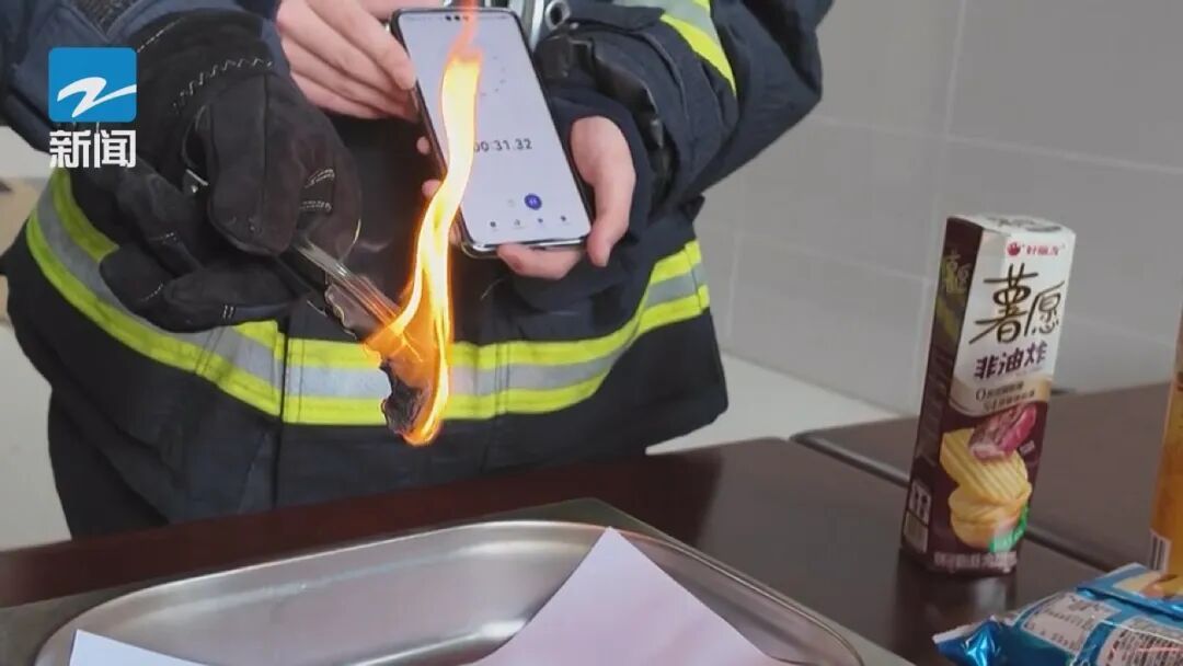 一片燃烧1分24秒，温度高达320℃！很多家庭囤的这些东西，比油还危险…