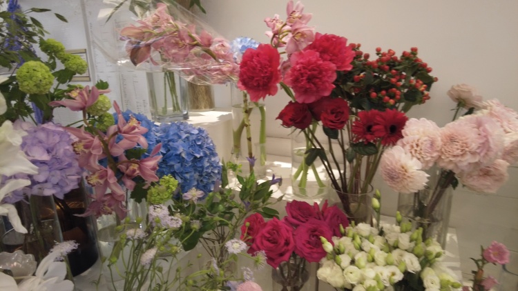 上海“罚站咖啡”客流把隔壁店门堵死，花店老板无奈发帖喊话，评论区炸出几千条留言