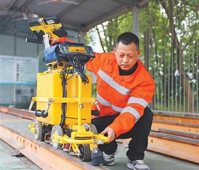 给钢轨做“B超”，他练就“看波辨伤、精准判损”绝招