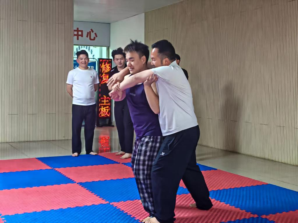 这所高校老师集体上秤,还跟学生学摔跤,为啥? 这所高校老师集体上秤,还跟学生学摔跤,为啥?