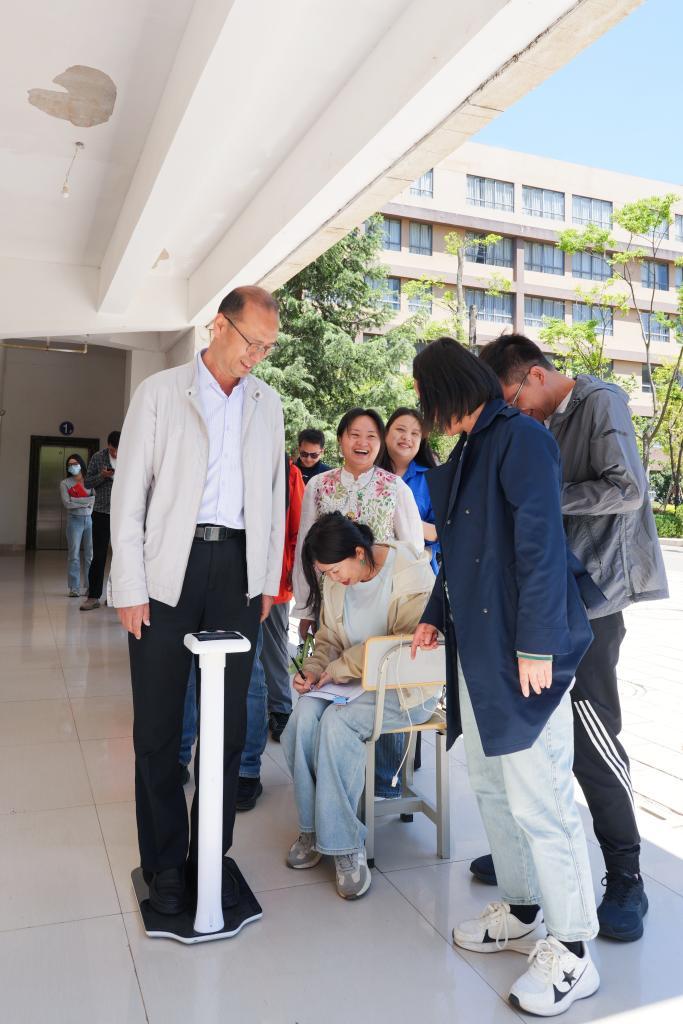 这所高校老师集体上秤,还跟学生学摔跤,为啥? 这所高校老师集体上秤,还跟学生学摔跤,为啥?