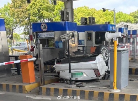 上海一高速收费站被撞惨了：轿车翻车，收费设施多损坏