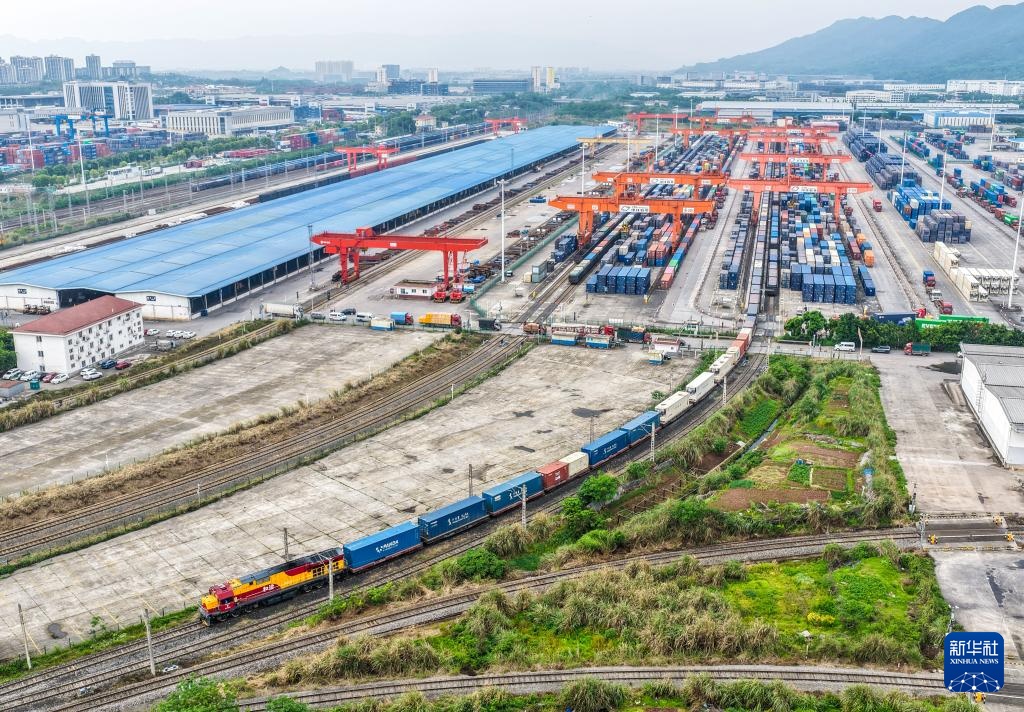 西部陆海新通道中老跨境班列新能源汽车专列加速“渝车出海”