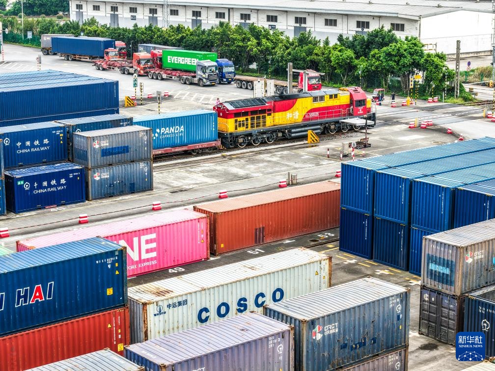 西部陆海新通道中老跨境班列新能源汽车专列加速“渝车出海”