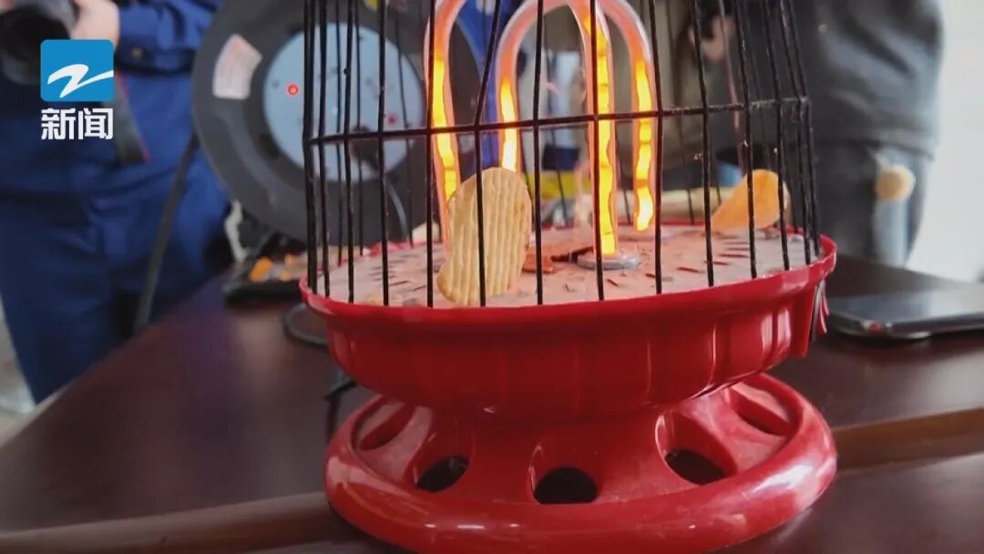 一片燃烧1分24秒，温度高达320℃！很多家庭囤的这些东西，比油还危险…