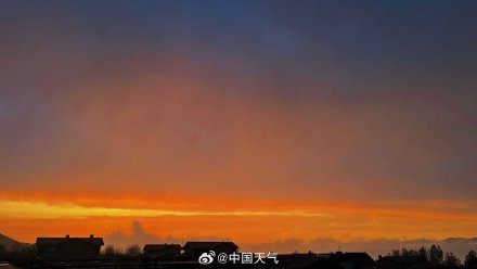 北京春雨中晚霞惊艳亮相