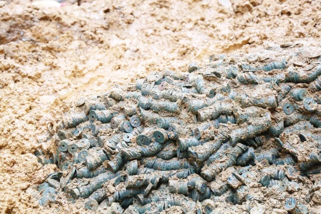 湖南一工地挖出大量古钱币，预估约3吨（含水和泥土）