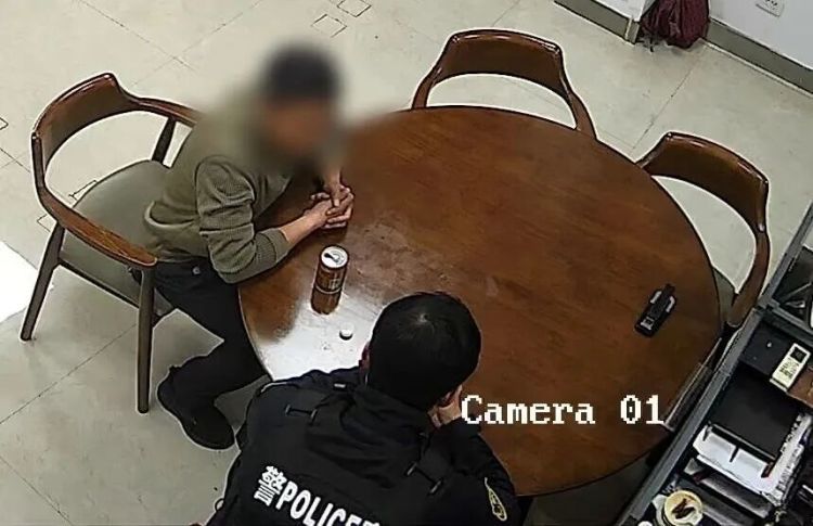 男子取现11万称“结婚用”，妻子电话里懵了：干什么呀，我俩早结了！