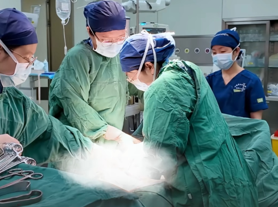 女子宫缩剧痛2小时仍坚持不打无痛！丈夫差点跪下哀求：求你了…