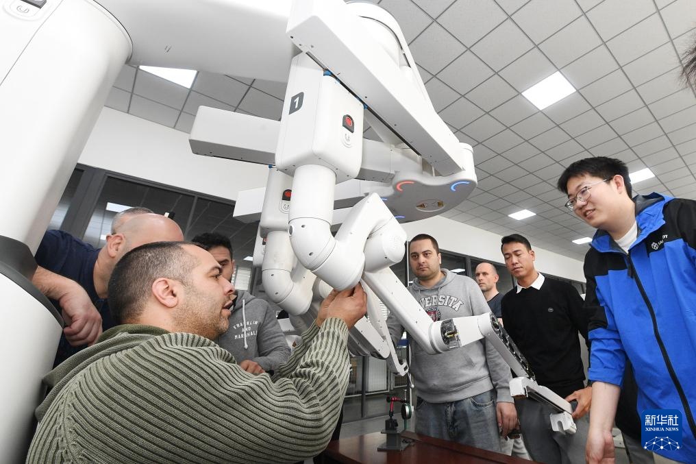 “中国智造”手术机器人走向世界