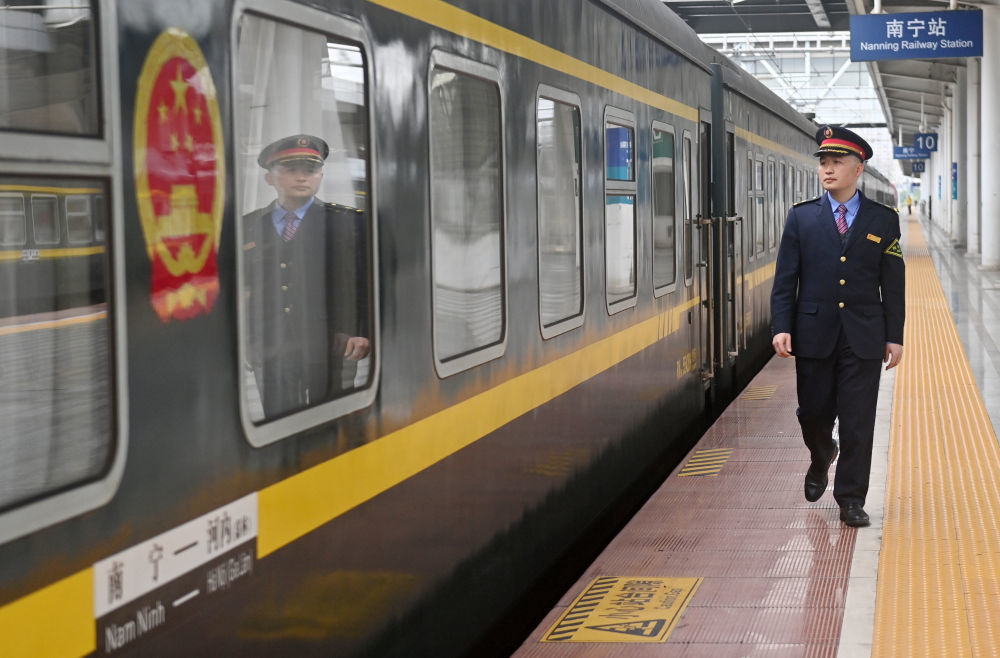 列车飞驰通山海 中越铁路架起友谊合作桥 列车飞驰通山海 中越铁路架起友谊合作桥