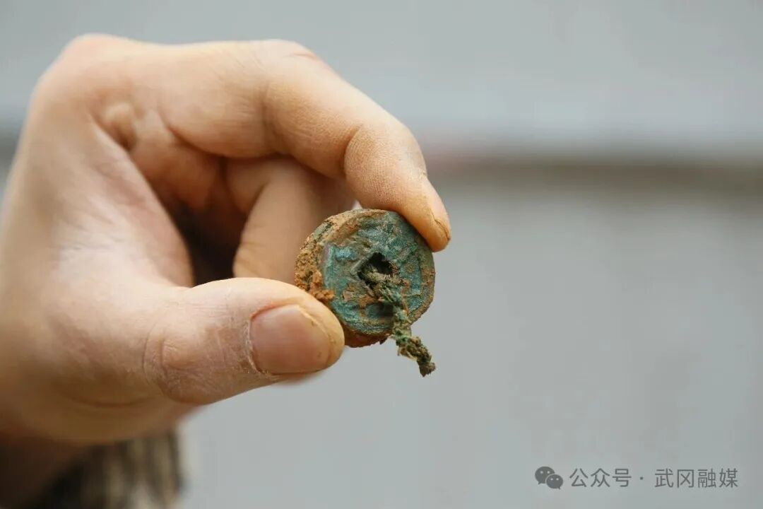 湖南一工地挖出大量古钱币，预估约3吨（含水和泥土）