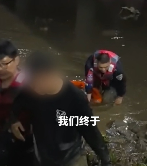 特警队员张智勇累瘫在地上,笑了 特警队员张智勇累瘫在地上,笑了