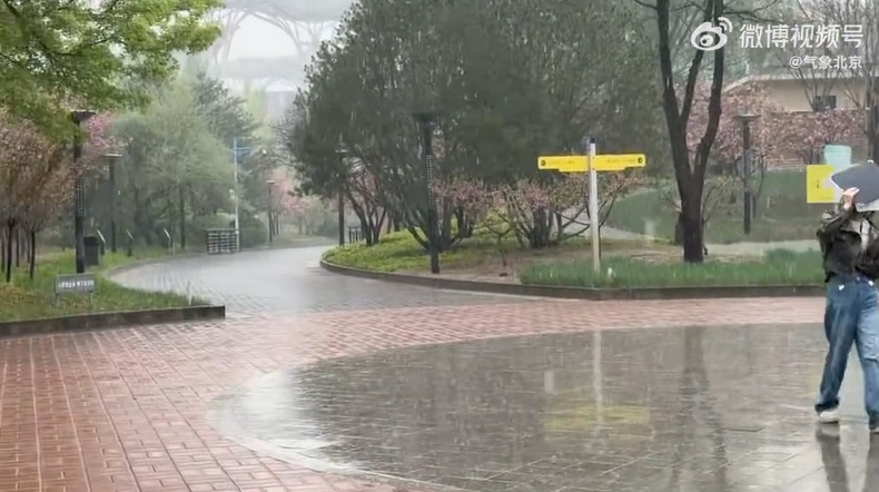北京多区已经开始下雨!部分地区有雷阵雨!周末天气还要“变脸”—— 北京多区已经开始下雨!部分地区有雷阵雨!周末天气还要“变脸”——