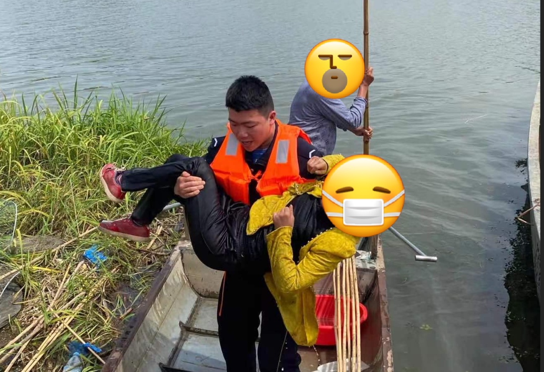 车辆侧翻冒烟、人员被困!辅警、代驾司机…… 一拥而上! 车辆侧翻冒烟、人员被困!辅警、代驾司机…… 一拥而上!