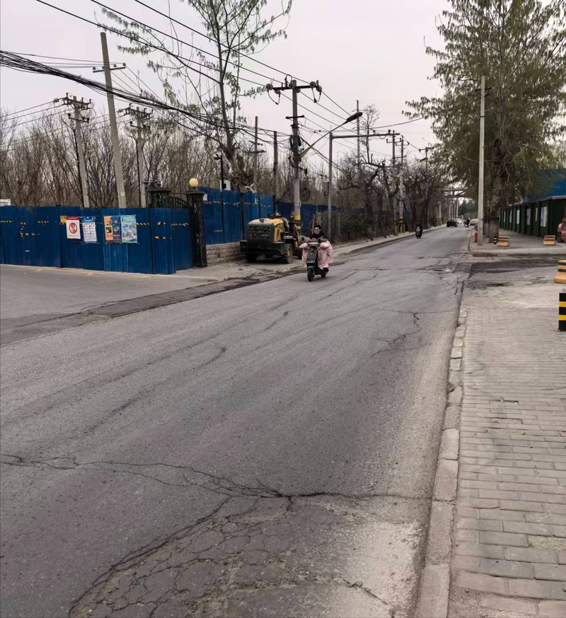 北京这条路修一半突然停工?市民:机动车过不去,只能骑电动车 北京这条路修一半突然停工?市民:机动车过不去,只能骑电动车