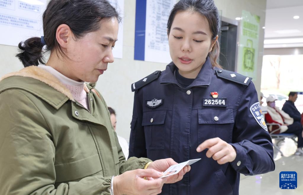 树立和践行正确政绩观丨江苏南通：“全域通办”助居民就近换领身份证