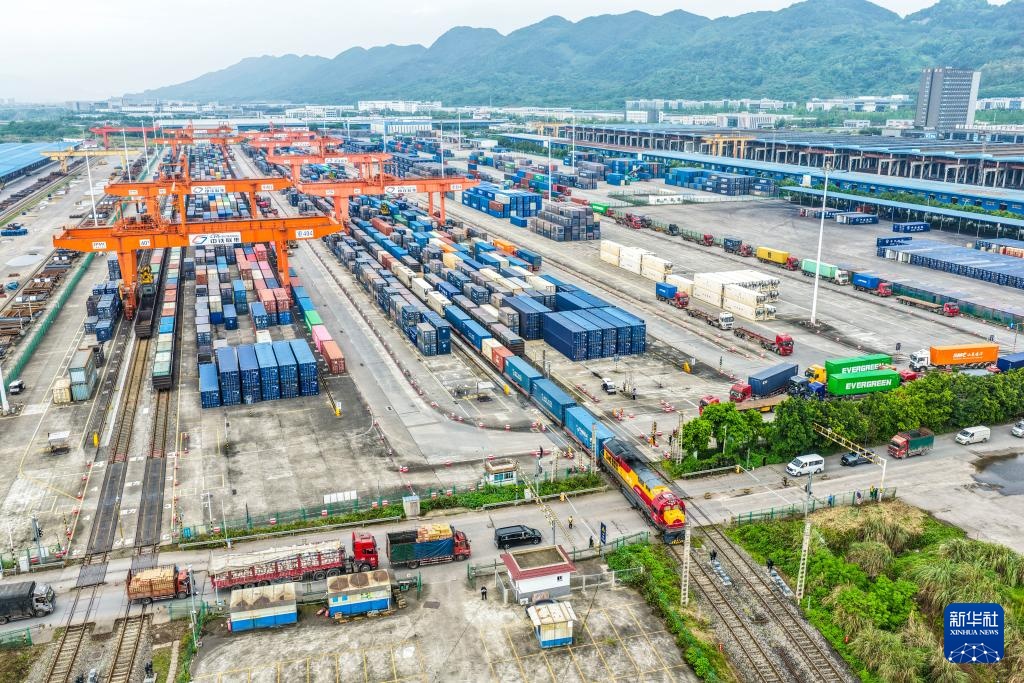 西部陆海新通道中老跨境班列新能源汽车专列加速“渝车出海”