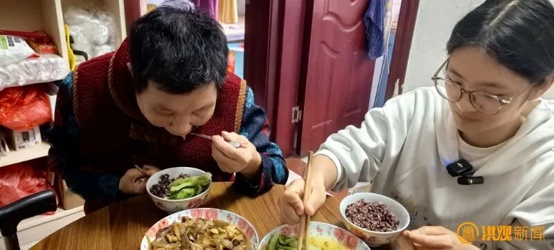 “以后无论到哪里,我都要把奶奶带在身边!”江西大二女生带着奶奶上大学 “以后无论到哪里,我都要把奶奶带在身边!”江西大二女生带着奶奶上大学