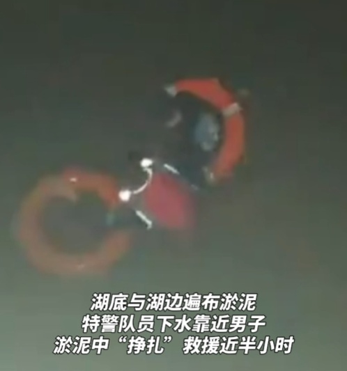 特警队员张智勇累瘫在地上,笑了 特警队员张智勇累瘫在地上,笑了