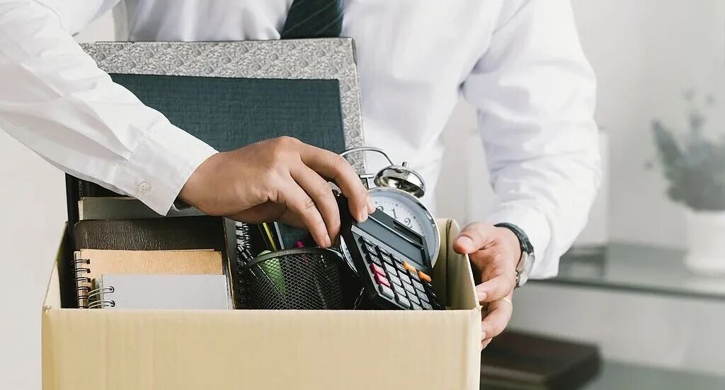 沪一男子被老板骂“滚”后，不上班了！1个月后被辞退，获赔近16万元