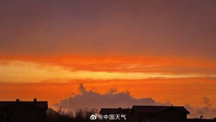 北京春雨中晚霞惊艳亮相